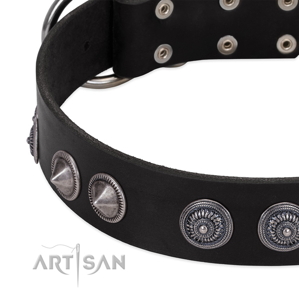 Stylish design genuine leather dog collar with rust resistant traditional buckle